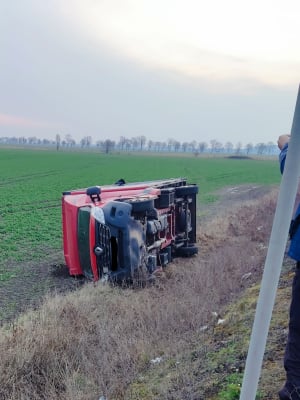 Groźne zderzenie i przewrócony pojazd. Utrudnienia na drodze krajowej numer 5 - 1