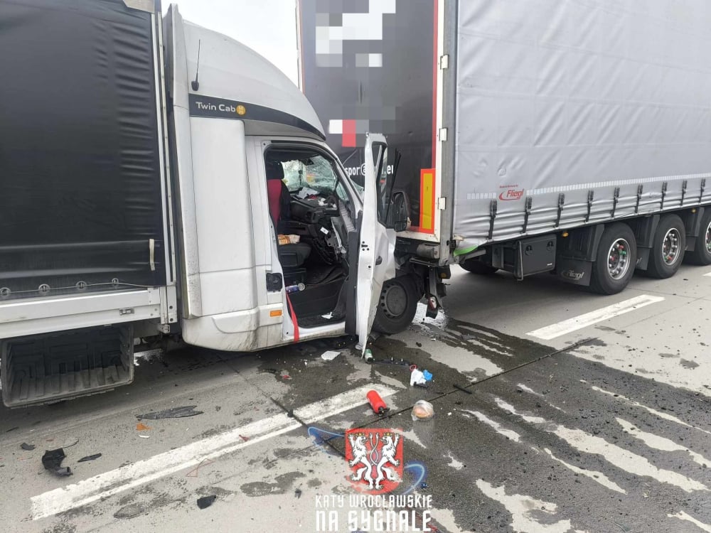 Bus wbił się w ciężarówkę na A4, lądował helikopter LPR. Utrudnienia zarówno w kierunku Zgorzelca jak i Wrocławia - Lądowanie helikoptera LPR na autostradzie A4. Fot. Paweł Bielawski/Kąty Wrocławskie na sygnale (Facebook)