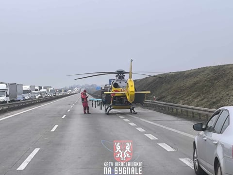 Bus wbił się w ciężarówkę na A4, lądował helikopter LPR. Utrudnienia zarówno w kierunku Zgorzelca jak i Wrocławia - 0