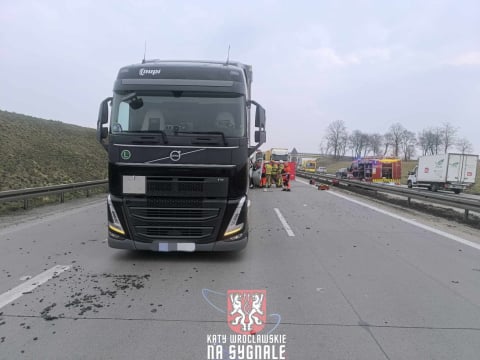 Bus wbił się w ciężarówkę na A4, lądował helikopter LPR. Utrudnienia zarówno w kierunku Zgorzelca jak i Wrocławia - 3