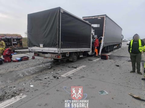 Bus wbił się w ciężarówkę na A4, lądował helikopter LPR. Utrudnienia zarówno w kierunku Zgorzelca jak i Wrocławia - 7