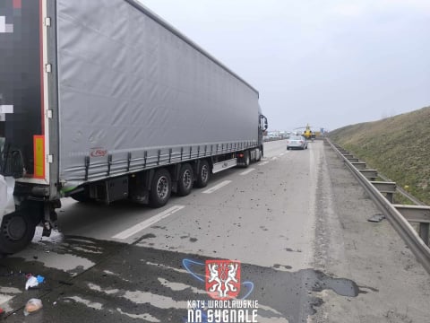 Bus wbił się w ciężarówkę na A4, lądował helikopter LPR. Utrudnienia zarówno w kierunku Zgorzelca jak i Wrocławia - 8