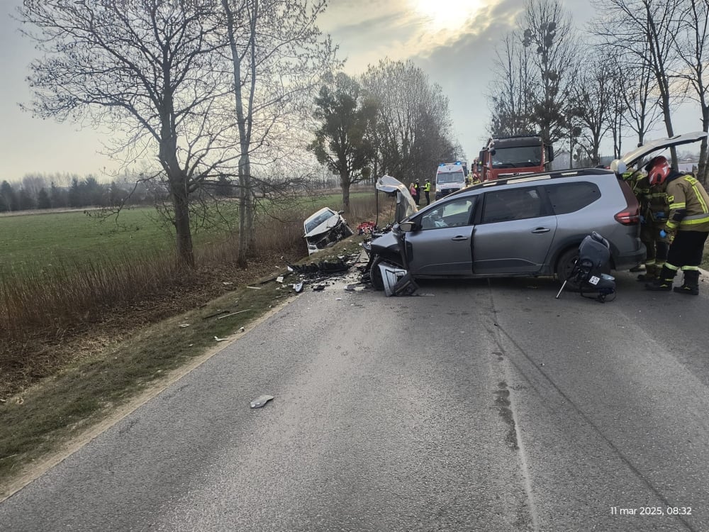 Poważny wypadek samochodowy w Miłoszycach. Trzy osoby poszkodowane, w tym jedno dziecko - Do wypadku doszło na ul. Wrocławskiej w Miłoszycach. Fot: KP PSP Oława