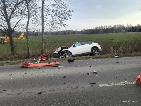 Poważny wypadek samochodowy w Miłoszycach. Trzy osoby poszkodowane, w tym jedno dziecko - 1