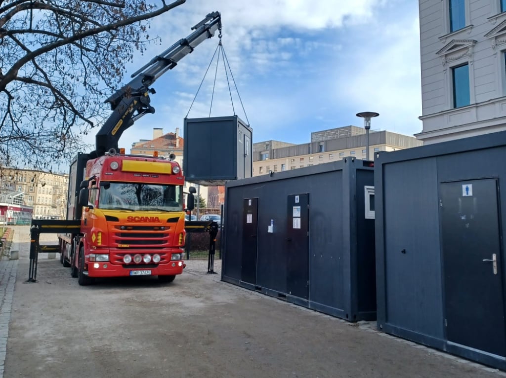 Na Wyspę Słodową wracają kontenerowe toalety. Czy jest ich wystarczająco dużo? - Montaż toalet kontenerowych na Wyspie Słodowej. Fot. ZZM