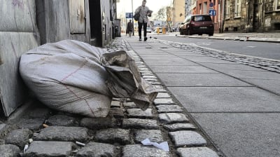 Worki z piaskiem wciąż zalegają we Wrocławiu. Kto powinien je posprzątać?