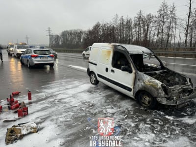 Pożar pojazdu na Wschodniej Obwodnicy Wrocławia. Z silnika samochodu dostawczego niewiele zostało