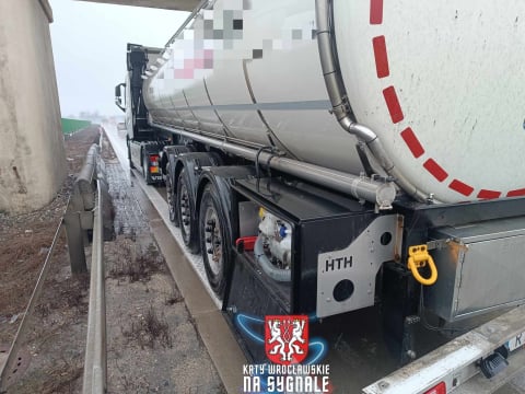 Zderzenie dwóch ciężarówek i lawety na autostradzie A4. Długi korek w stronę Wrocławia - 0