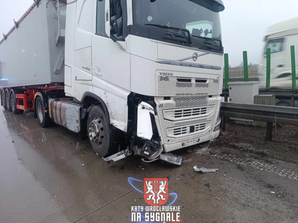 Zderzenie dwóch ciężarówek i lawety na autostradzie A4. Długi korek w stronę Wrocławia - Duże utrudnienia po zderzeniu na autostradzie A4. Fot. Mirosław Rogowski/Kąty Wrocławskie na sygnale