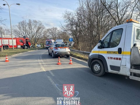 Sobota na drogach: Zderzenie we Wrocławiu i groźny wypadek w gminie Kostomłoty [ZDJĘCIA] - 1