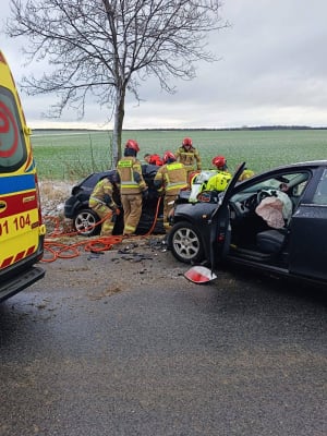 Tragiczny wypadek w powiecie ząbkowickim. Nie żyje 29-latek, jego samochód zderzył się z innym pojazdem - 2