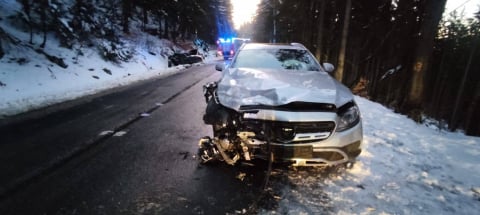 Wypadek w okolicy "zakrętu śmierci". Kierowca w ciężkim stanie, droga zablokowana [ZDJĘCIA] - 0