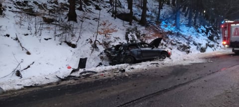 Wypadek w okolicy "zakrętu śmierci". Kierowca w ciężkim stanie, droga zablokowana [ZDJĘCIA] - 1