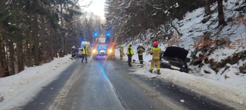 Wypadek w okolicy "zakrętu śmierci". Kierowca w ciężkim stanie, droga zablokowana [ZDJĘCIA] - 2