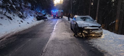 Wypadek w okolicy "zakrętu śmierci". Kierowca w ciężkim stanie, droga zablokowana [ZDJĘCIA] - 3