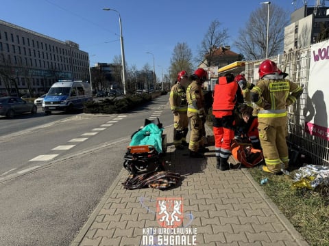 Wrocław: Wypadek z udziałem taksówki na Krakowskiej. Dwie osoby trafiły do szpitala [ZDJĘCIA] - 0