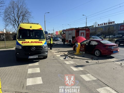 Wrocław: Wypadek z udziałem taksówki na Krakowskiej. Dwie osoby trafiły do szpitala [ZDJĘCIA] - 1