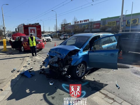 Wrocław: Wypadek z udziałem taksówki na Krakowskiej. Dwie osoby trafiły do szpitala [ZDJĘCIA] - 2