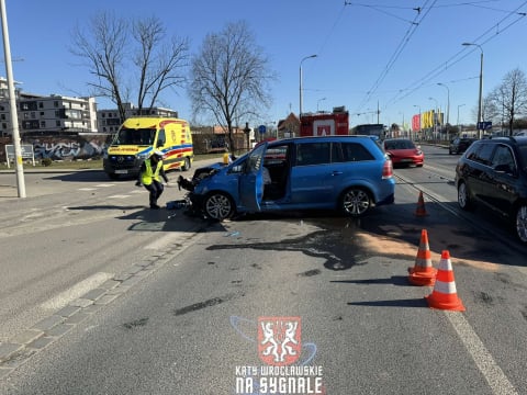 Wrocław: Wypadek z udziałem taksówki na Krakowskiej. Dwie osoby trafiły do szpitala [ZDJĘCIA] - 3