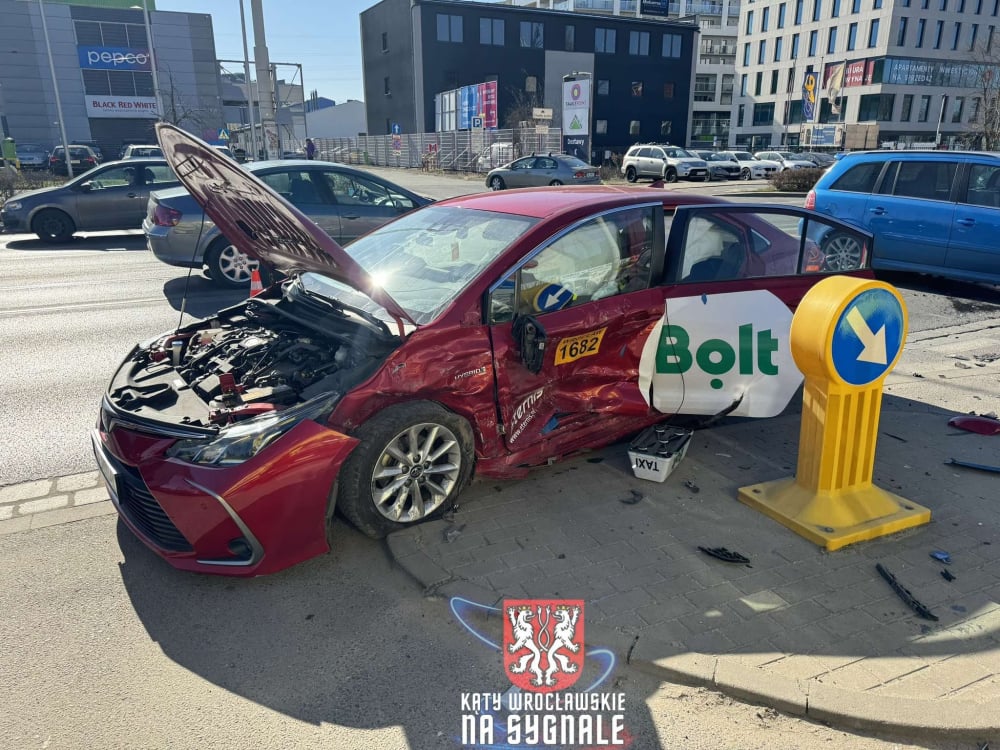 Wrocław: Wypadek z udziałem taksówki na Krakowskiej. Dwie osoby trafiły do szpitala [ZDJĘCIA] - Na ulicy Krakowskiej we Wrocławiu doszło do wypadku. Fot. Jacek Waluk/Kąty Wrocławskie na sygnale