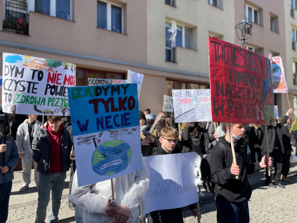 "Zima odchodzi, smog zostaje". Młodzież ze Lwówka Śląskiego chce czystszego powietrza - Młodzież ze Lwówka Śląskiego zorganizowała happening dotyczący poprawy jakości powietrza. Fot. Jakub Thauer