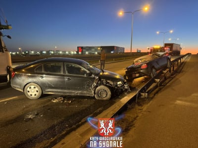 Nietypowa kolizja we Wrocławiu. Wjechał w zepsuty samochód na wiadukcie