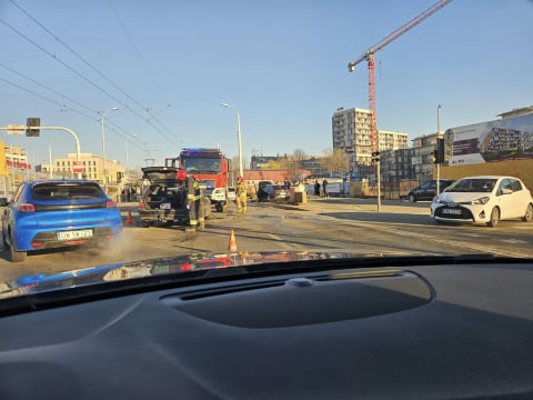 Wypadek na ul. Krakowskiej! Zderzenie dwóch samochodów osobowych we Wrocławiu. Ogromne korki w mieście - 0