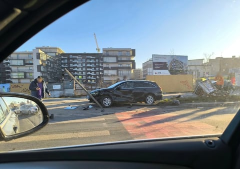 Wypadek na ul. Krakowskiej! Zderzenie dwóch samochodów osobowych we Wrocławiu. Ogromne korki w mieście - 1