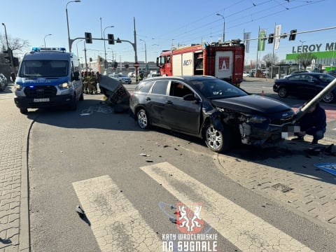 Wypadek na ul. Krakowskiej! Zderzenie dwóch samochodów osobowych we Wrocławiu. Ogromne korki w mieście - 2