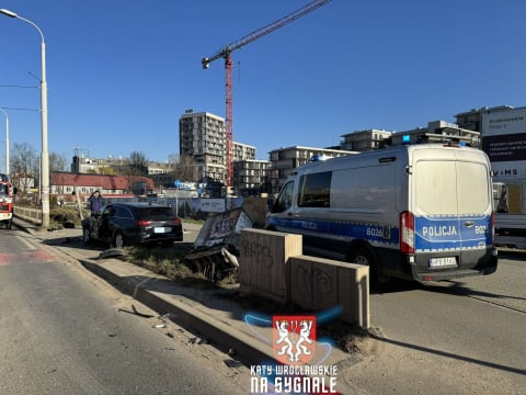 Wypadek na ul. Krakowskiej! Zderzenie dwóch samochodów osobowych we Wrocławiu. Ogromne korki w mieście - 4