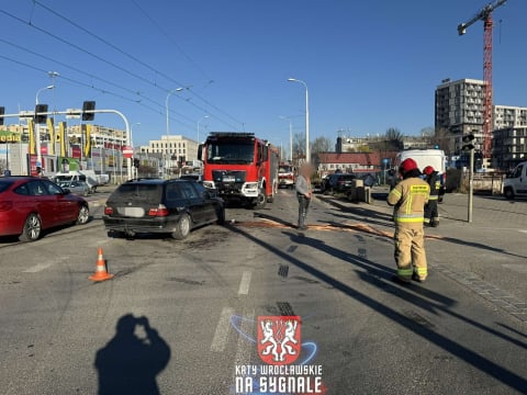 Wypadek na ul. Krakowskiej! Zderzenie dwóch samochodów osobowych we Wrocławiu. Ogromne korki w mieście - 6