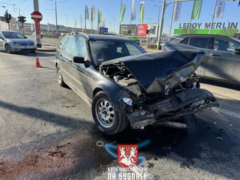 Wypadek na ul. Krakowskiej! Zderzenie dwóch samochodów osobowych we Wrocławiu. Ogromne korki w mieście - 7