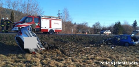 Poważny wypadek na DK 3 w Piechowicach! Dwie osoby poszkodowane, samochody są doszczętnie zniszczone - 0