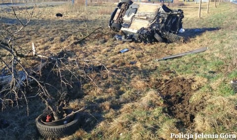 Poważny wypadek na DK 3 w Piechowicach! Dwie osoby poszkodowane, samochody są doszczętnie zniszczone - 1