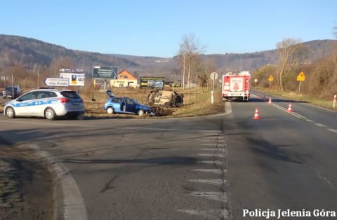 Poważny wypadek na DK 3 w Piechowicach! Dwie osoby poszkodowane, samochody są doszczętnie zniszczone - 2