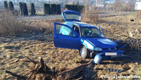 Poważny wypadek na DK 3 w Piechowicach! Dwie osoby poszkodowane, samochody są doszczętnie zniszczone - 5