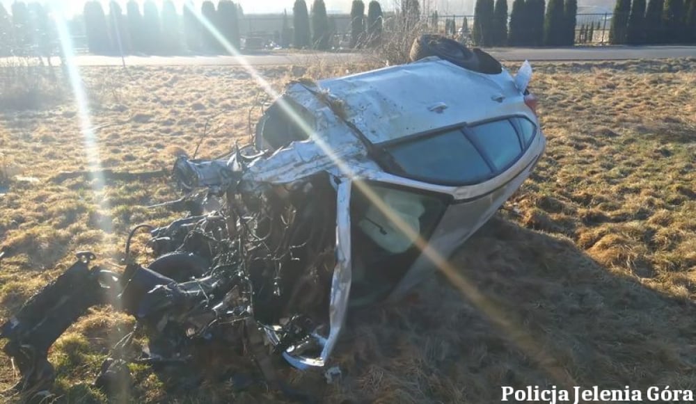 Poważny wypadek na DK 3 w Piechowicach! Dwie osoby poszkodowane, samochody są doszczętnie zniszczone - Do wypadku doszło  środę, 19 marca. Dwie osoby zostały poszkodowane. Fot: KMP Jelenia Góra