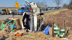 Groźny wypadek w gminie Czernica. Dwie osoby poszkodowane, jeden z samochodów jest kompletnie zniszczony