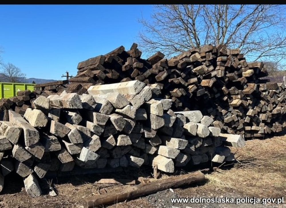 51-latek ukradł... 150 ton kruszywa oraz 500 sztuk podkładów kolejowych! Nietypowa kradzież w powiecie kłodzkim - Tak wyglądają podkłady, które kradł 51-latek. Fot: KPP Kłodzko. 