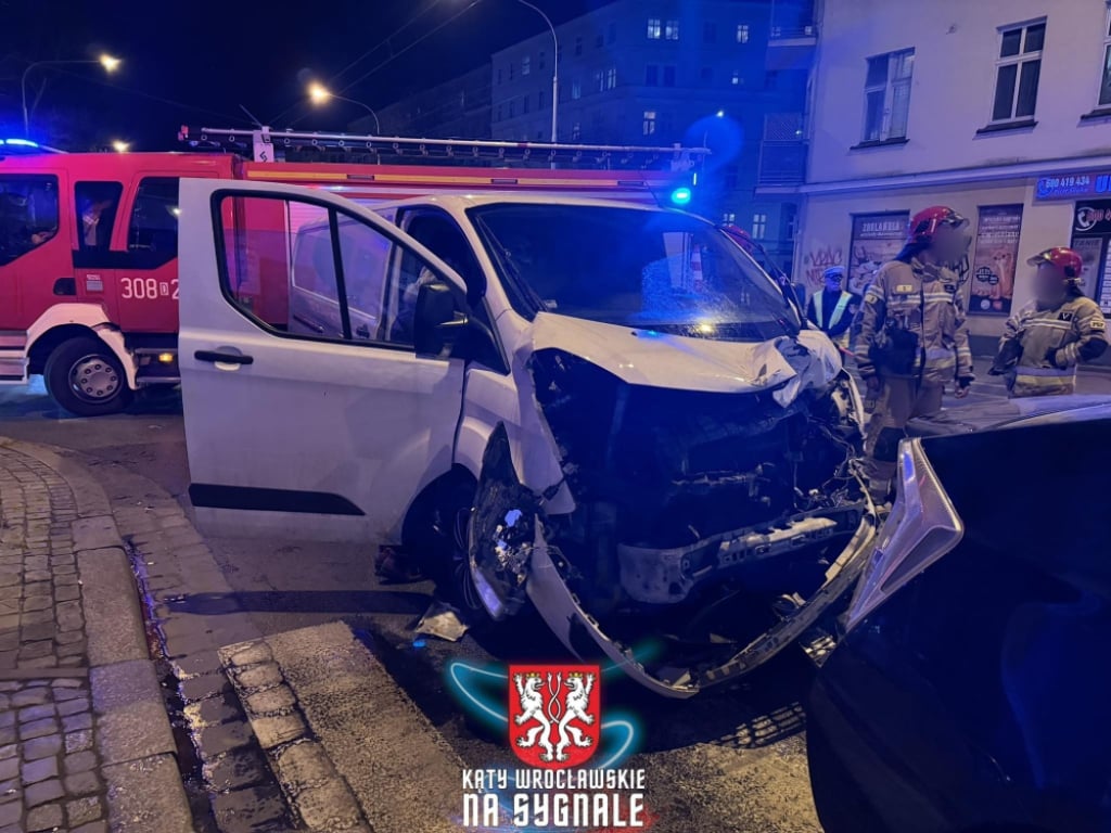 Wypadek tramwaju i samochodu dostawczego na skrzyżowaniu Jedności Narodowej i Żeromskiego