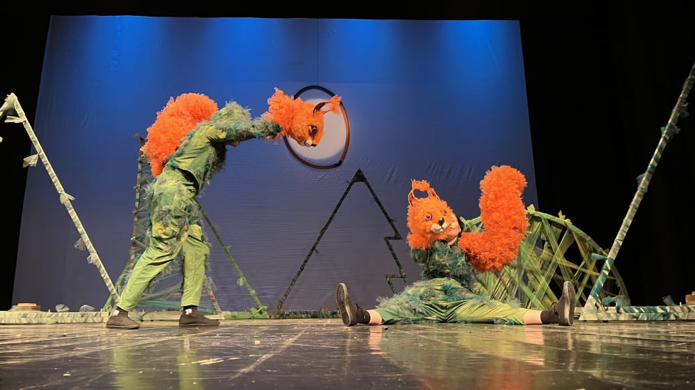 Zdrojowy Teatr Animacji zaprasza na nowy spektakl! "James Bond dla najmłodszych" do zobaczenia w Jeleniej Górze - Fragment przedstawienia "Obcy w lesie". Fot: Maciej Ryłkiewicz/ Radio Wrocław