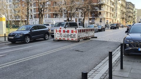 Był obiektem drwin wrocławian. Kiedy zniknie słupek ostrzegawczy ze skrzyżowania Komuny Paryskiej i Pułaskiego? - 0