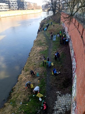 Z okazji Międzynarodowego Dnia Wody sprzątali nabrzeże Odry. Artyści, działacze społeczni i ekolodzy połączyli siły - 0