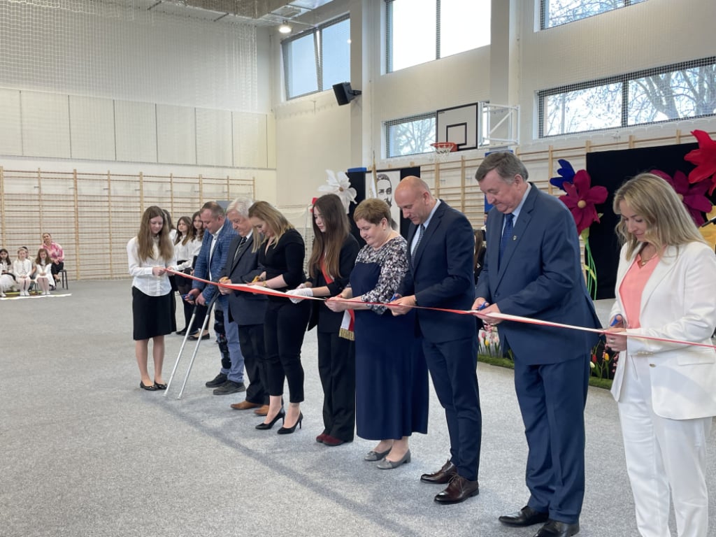 Nowoczesna sala gimnastyczna i siedem sal dydaktycznych. W Pustkowie Żurawskim otwarto nowe skrzydło szkoły podstawowej - Całkowity remont szkoły w Pustkowie Żurawskim będzie kosztował 30 milionów złotych. Fot: Dawid Dettlaff/ Radio Wrocław