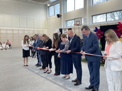 Nowoczesna sala gimnastyczna i siedem sal dydaktycznych. W Pustkowie Żurawskim otwarto nowe skrzydło szkoły podstawowej