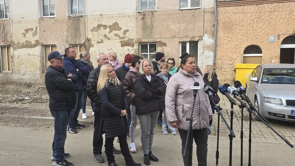 "Nic nie wiemy". Powodzianie z ul. Chełmońskiego w Kłodzku apelują do rządu o przyśpieszenie prac legislacyjnych - Mieszkańcy ul. Chełmońskiego w Kłodzku. Fot: Jarosław Wrona/ Radio Wrocław