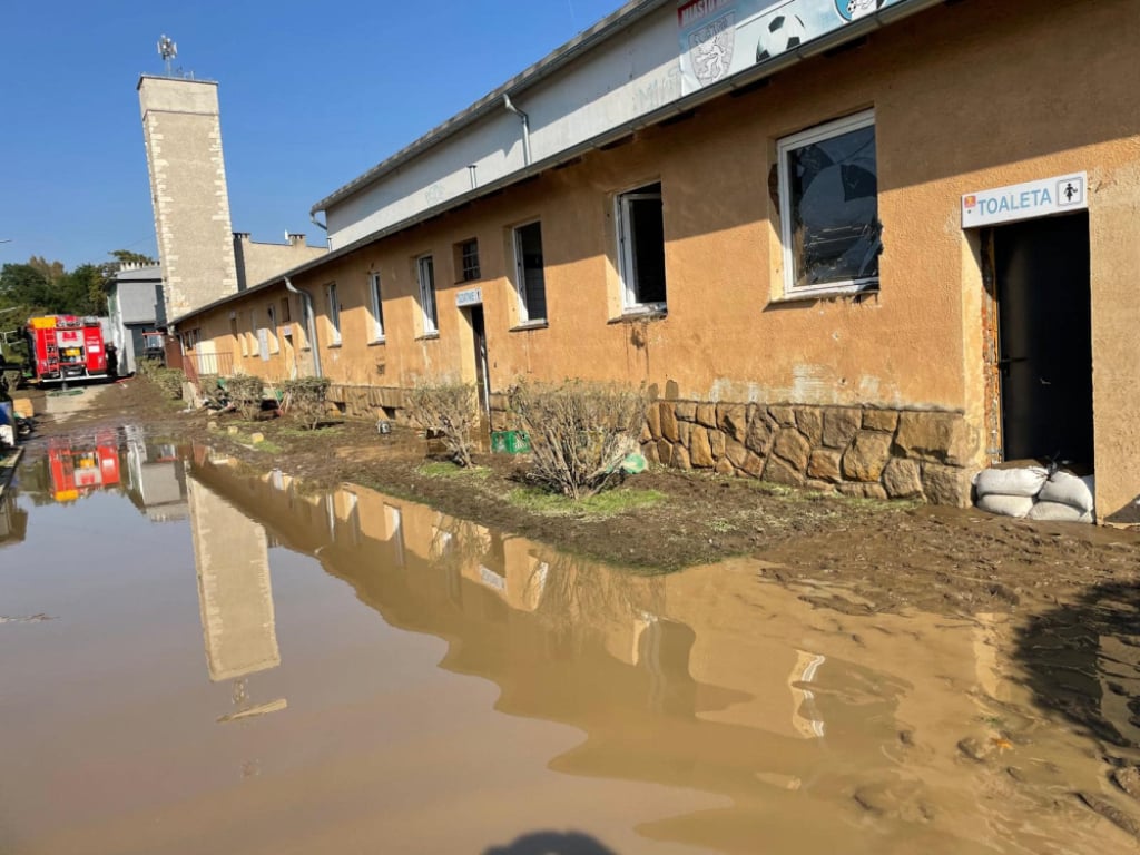 Odbudowa stadionu w Kłodzku dopiero w przyszłym roku. Sportowcy trenują w okolicznych miastach - Sportowa Infrastruktura w Kłodzku Czeka na Odbudowę fot. /Stadion po po wodzi we wrześniu 2024/ fot. Ośrodek Sportu i Rekreacji w Kłodzku