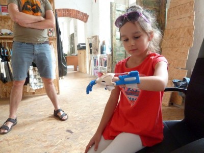 Wydrukowali dla 9-letniej Julii protezę dłoni (ZOBACZ)