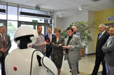 Minister Marię Wasiak przywitał robot EuGenius (Posłuchaj)
