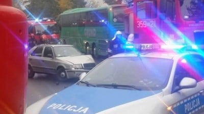 Samochód osobowy uderzył w pełen ludzi niemiecki autobus